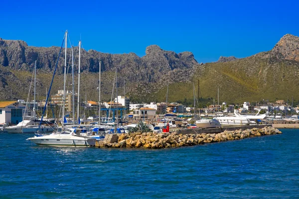 Yacht in harbor and mountains of Port de Pollenca, northeast coast of spanish island Mallorca in Mediterranean Sea, Europe — Stock Photo, Image