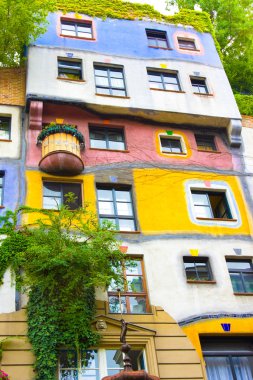 Vienna, Avusturya - 31 Temmuz 2014: görünümünü ünlü Hundertwasser Evi Viyana, Avusturya. Viyana, Avusturya, Avusturyalı ressam Friedensreich Hundertwasser tarafından tasarlanmış daireli ev