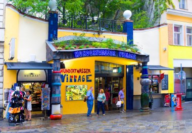 Vienna, Avusturya - 31 Temmuz 2014: Turist yakınındaki ünlü Hundertwasser Köyü Viyana, Avusturya. Friedensreich Hundertwasser Avusturyalı bir sanatçıydı