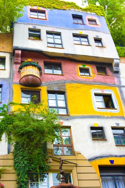 VIENA, AUSTRIA - 31 DE JULIO DE 2014: vista de la famosa casa Hundertwasser en Viena, Austria. Apartamento en Viena, Austria, diseñado por el artista austriaco Friedensreich Hundertwasser —  Fotos de Stock