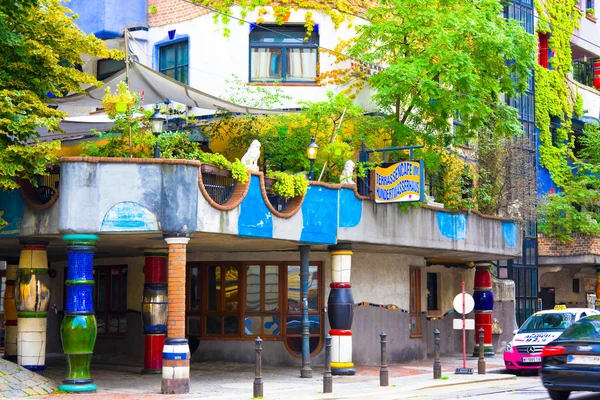 VIENNA, AUSTRIA - 31 LUGLIO 2014: veduta della famosa casa Hundertwasser a Vienna, Austria. Palazzina a Vienna, Austria, progettata dall'artista austriaco Friedensreich Hundertwasser — Foto Stock