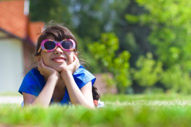 Gülümseyen kız karşı yeni evler döşeme