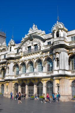 Barcelona, İspanya - 18 Ekim 2014: Yakınındaki eski Barcelona Port Authority Bina Rambla del Mar tabanında Port de Barcelona, turist.