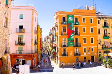 Tarragona, İspanya - 29 Haziran: Street ile renkli houseson Haziran 29,2013 Tarragona, İspanya