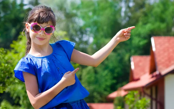 Girl pointing at new cottages — Stock Photo, Image