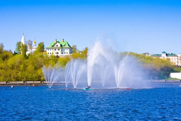 Blick auf Tscheboksary - Bay City. Brunnen auf dem Hintergrund des Klosters. Russland — Stockfoto