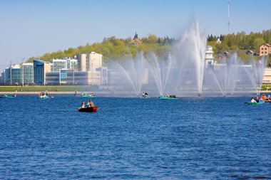Cheboksary, Çuvaşistan, Rusya 9 Nisan 2014: defne üzerinde görüntülemek için bir kilise 9 Nisan 2014 çeşme. Çuvaşistan Cumhuriyeti başkenti Chebokasary: yönetici, bilim, sanayi ve Kültür Merkezi