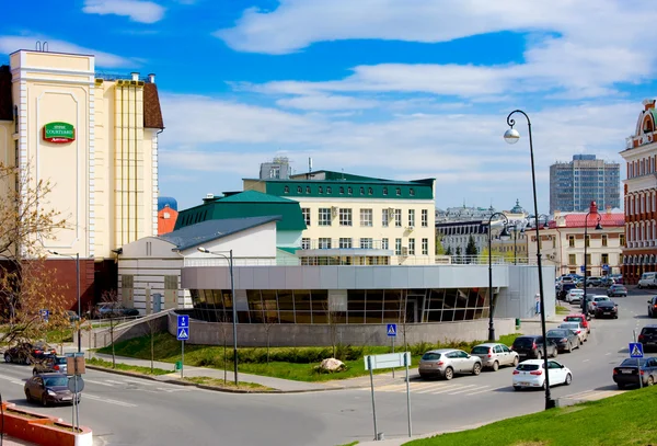 Kasan, russland - 8. Mai 2014: eine der Straßen im historischen Zentrum von kasan. Blick auf den Innenhof des Hotels von marriott kasan. es wurde 2011 eröffnet. hotel hat die besten bedingungen für unternehmer und touristen — Stockfoto