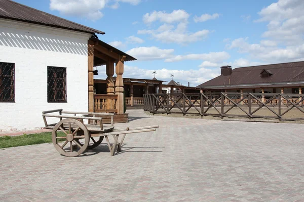 Sviyazhsk, Tatarstan - 07 maj, 2014: "Stall" heliga Dormition kloster på ön Sviyazhsk. Den byggdes i understödjahalvan av Xvi talet — Stockfoto