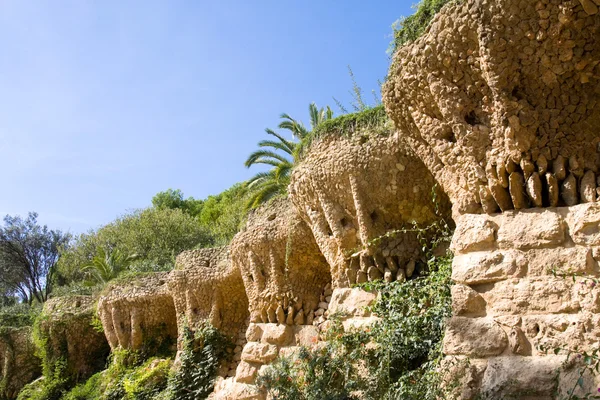 Barcelona, Spanien - 19 okt, 2014: arkitektonisk detalj av strandpromenaden i handflatorna (Passeig de les Palmeres) i den berömda Park Güell i Barcelona - Spanien. Arkitekten Antoni Gaudi (1852-1926) — Stockfoto