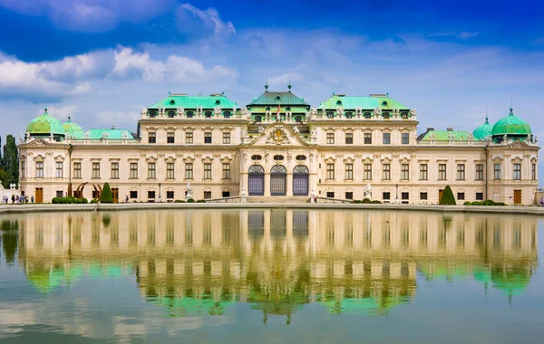 Paleis Belvedere in bewolkte dag. Vienna, Oostenrijk — Stockfoto