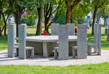 Vienna, Avusturya - 27 Temmuz 2014:Marble tablo tüm ülkelerin ortak Anıtı Sigmund Freud Parkı on mermer oturaklı demedi. 2004'te AB'ye katılan ülkelerin sandalye isimlerini