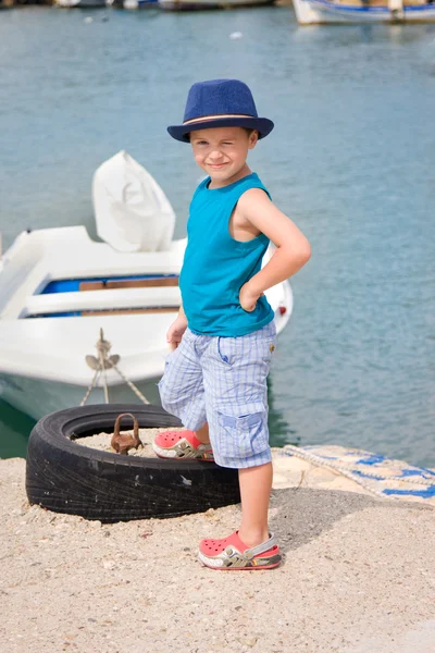 Маленький рыбак у лодки летом — стоковое фото