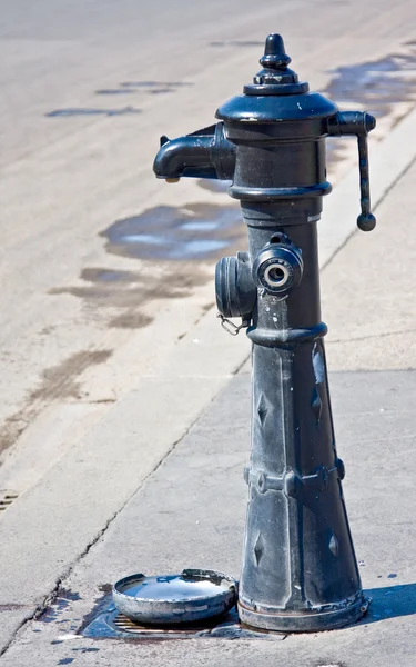Black old hydrant en strreet en Viena —  Fotos de Stock
