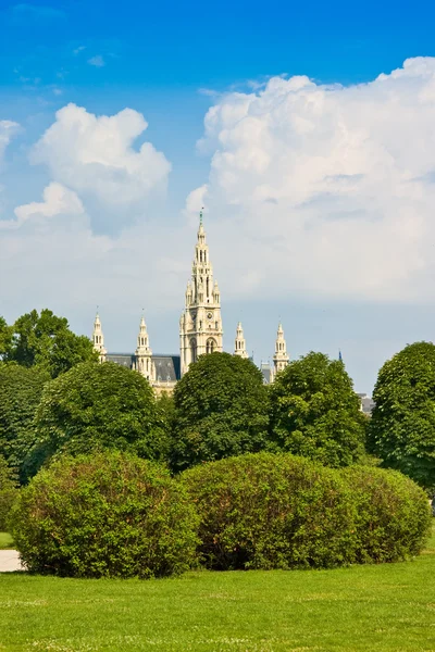 Het stadhuis van Wenen, uitzicht vanaf park Volksgarten, Oostenrijk — Stockfoto