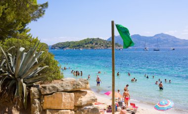 Plaj deniz koyu turkuaz su dağ manzaralı, Cala Pi de La Posada, Cap Formentor, Majorca, İspanya