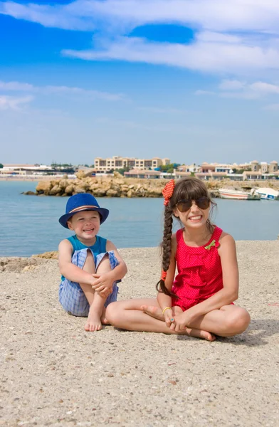 Brother and sister outdoors in port city — Stock Photo, Image