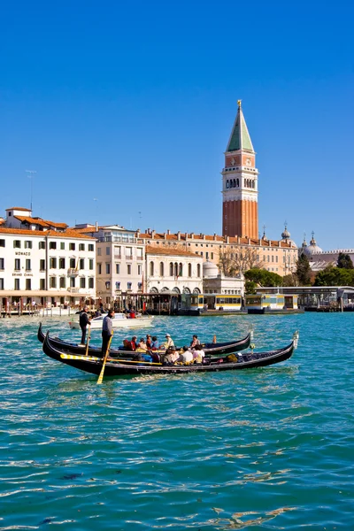VENEZIA, ITALIA - 28 MARZO 2015: Gondole al Campanile di San Marco in Italia il 28 marzo 2015 a Venezia — Foto Stock