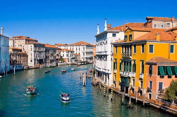 VENEZIA - 28 MARZO 2015: Canal Grande a Venezia, Italia visto da Ponte dell'Accademia — Foto Stock
