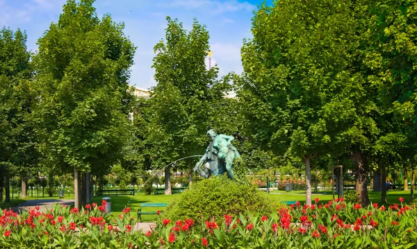 VIENA, AUSTRIA - 27 de julio de 2014: Parque Volksgarten. Fuente Tritón y ninfa en Viena, Austria —  Fotos de Stock