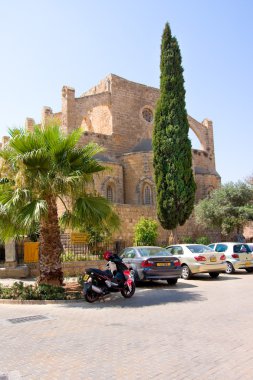 Famagusta, Kuzey Kıbrıs - 28 Ağustos 2014: kilise St. Peter ve St. Paul Famagusta, Türkiye Cumhuriyeti içinde yakınındaki otopark