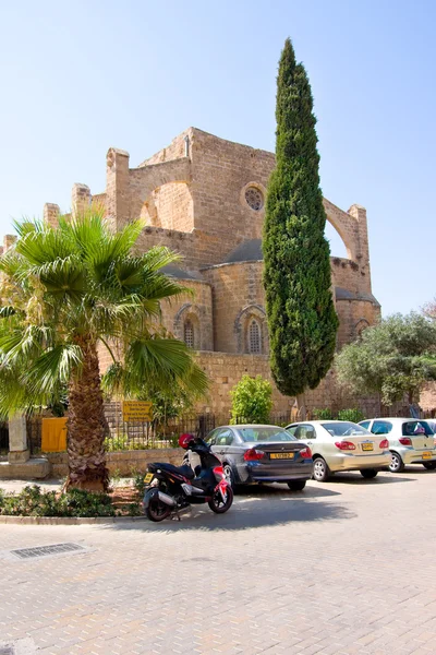 Αμμόχωστος, Βόρεια Κύπρος - 28 Αυγούστου 2014: Πάρκινγκ κοντά στην εκκλησία του Αγίου Πέτρου και Παύλου στην Αμμόχωστο, Τουρκική Δημοκρατία — Φωτογραφία Αρχείου