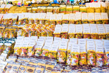 Roma, İtalya - 15 Temmuz 2013 - İtalyan makarnası açık hava pazarında satılıyor. Roma 'nın merkezindeki Campo de Fiori meydanında..