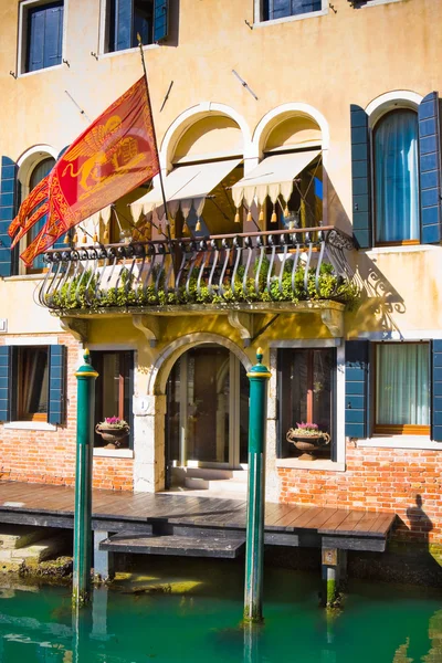 Fachada da típica casa medieval no Grande Canal, Veneza, Itália . — Fotografia de Stock