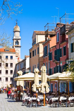 Venice, İtalya - 28 Mart 2015: Bahar Venedik'te açık hava kafe. Venedik her yıl 20 milyon turist ziyaret