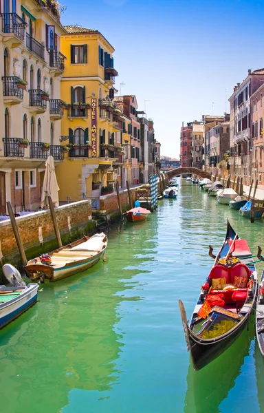 VENEZIA, ITALIA - 28 MARZO 2015: Venezia canale con barche e gondole, Dorsoduro, Italia in estate giornata luminosa — Foto Stock