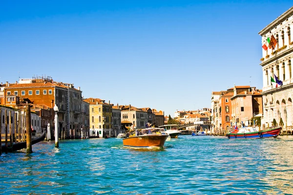 VENEZIA - 28 MARZO 2015: Navi e imbarcazioni con turisti sul Canal Grande, Venezia, Italia — Foto Stock