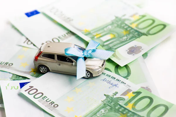Игрушечный автомобиль и евро — стоковое фото