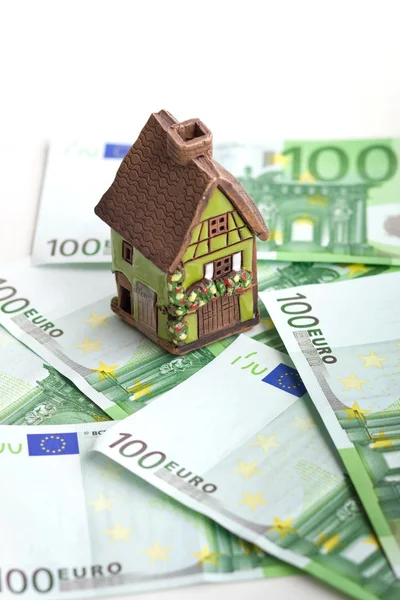 De toy huis en eurobankbiljetten geïsoleerd — Stockfoto