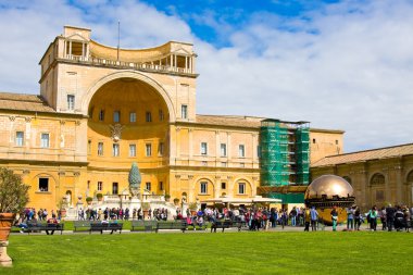 Vatikan - 23 Mart 2015: Küre küre Vatikan Müzeleri, süper, avluda içinde insanlarla