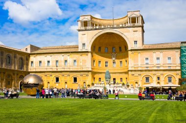 Vatikan - 23 Mart 2015: Küre küre Vatikan Müzeleri, süper, avluda içinde insanlarla