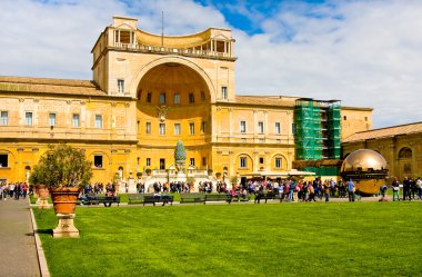 Vatikan - 23 Mart 2015: Küre küre Courtyard gerekirdi, Vatikan Müzeleri'ye içinde insanlarla. Küre 1990 yılında İtalyan heykeltıraş Arnoldo Pomodoro tarafından oluşturulmuş