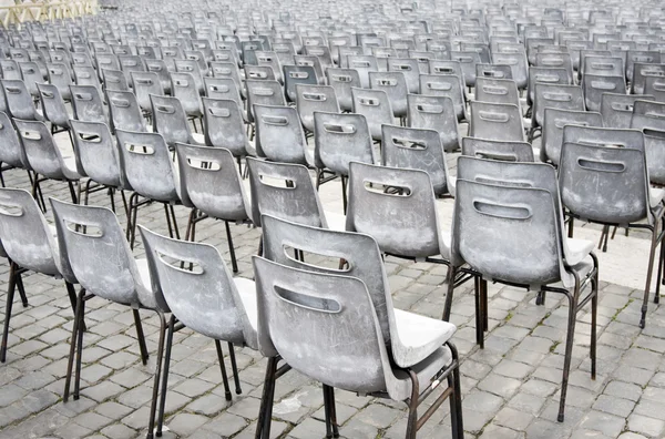 Řádky starých prázdné židle na náměstí — Stock fotografie