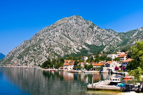 Vesnice Orahovac. Kotorski záliv, Černá Hora — Stock fotografie