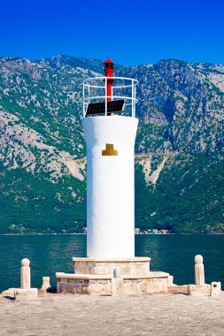 Ada Bayan kayaların üzerinde beyaz fener kulesi