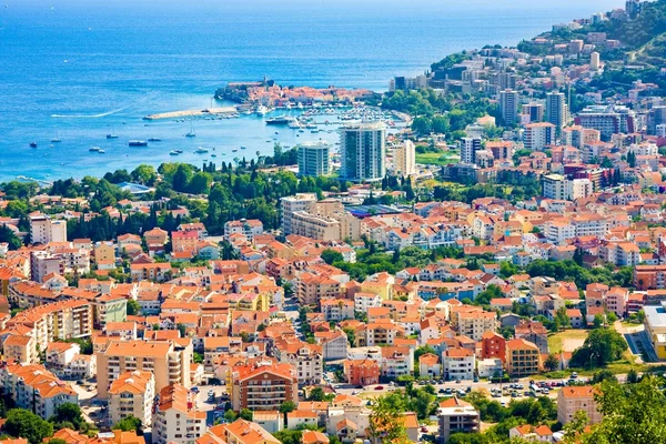 Vista da cidade resort Budva na costa do Adriático, Montenegro — Fotografia de Stock