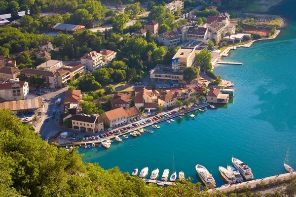 KOTOR, MONTENEGRO - JULHO 11, 2015: Edifícios antigos e iate Pier Marina no mar Adriático, na cidade velha de Kotor — Fotografia de Stock