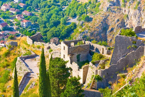 Руины крепости Святого Иоанна над Котором, Черногория — стоковое фото