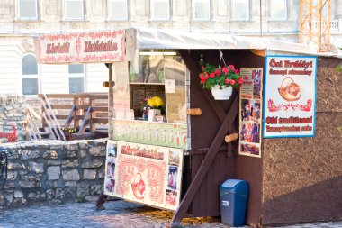 Budapeşte, Macaristan - 5 Kasım 2015: Street büfesi geleneksel Macar pasta ile kurtosh kallach Budapeşte'adı verilen