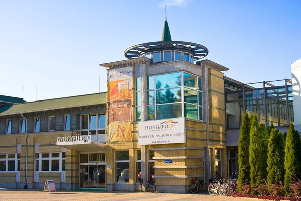 HAJDUSZOBOSZLO, HUNGARY - NOVEMBER 2,2015: Hungarospa -the old thermal bath in Hajduszoboszlo, Hungary . The spa is one of the oldest thermal bath in Hungary — Stock Photo, Image