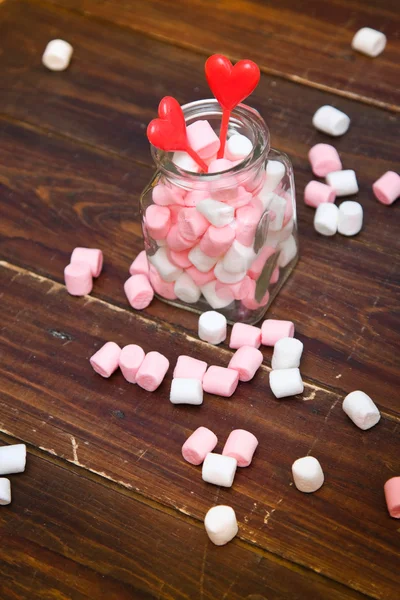 Marshmallows with hearts on wooden background — Stock Photo, Image
