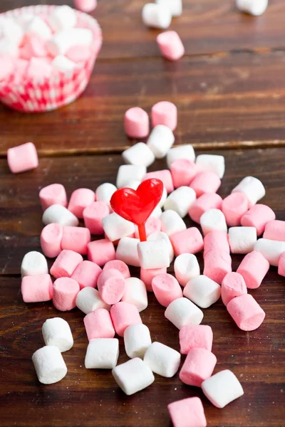 Marshmallows with hearts on wooden background — Stock Photo, Image