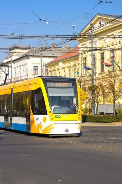 DEBRECEN, HUNGRÍA - 31 DE OCTUBRE DE 2015: Tranvía en la calle Market (húngaro: Piac utca), la calle principal de la ciudad de Debrecen, Hungría — Foto de Stock