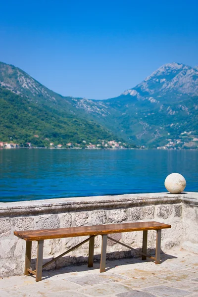 Prázdné lavice na ostrově Gospa od Škrpjela v Perast — Stock fotografie