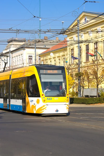 Debrecen, Węgry - 31 października 2015: Tramwaj na Market Street (węgierski: Piac utca), głównej ulicy w mieście Debreczyn, Węgry — Zdjęcie stockowe