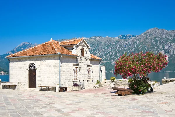 Casa antiga e canhão na ilha Gospa od Skrpjela em Perast, Montenegro . — Fotografia de Stock